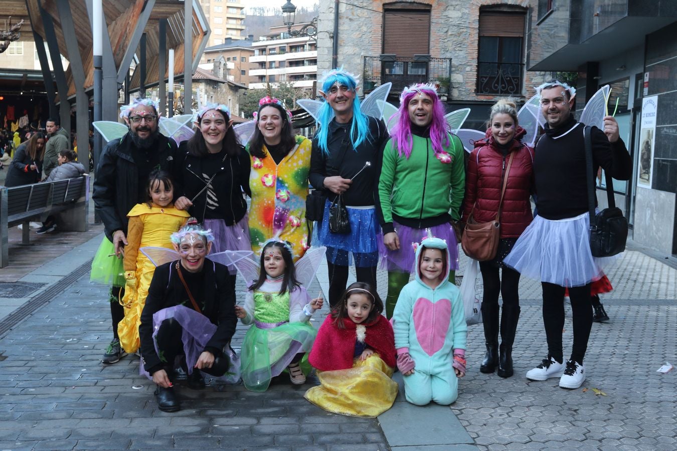 El color del carnaval impregna la localidad de Elgoibar