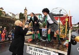 La lotería de Navidad ha llegado hasta Hondarribia de la mano de la comparsa Hor Konpon.