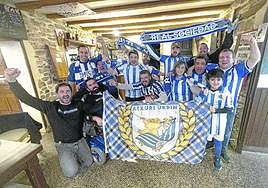 Seguidores de la Real de Iparraldepresumen de sus colores en el bardel Trinkete de Sara.