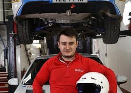 Aitor Sorozabal, en el taller mecánico de Herrera donde trabaja con su aita.