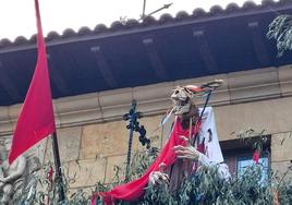 La figura de Trapujale permanece en el balcón del Ayuntamiento animando a la fiesta. A la derecha, la cuadrilla que recreó Súper Mario.