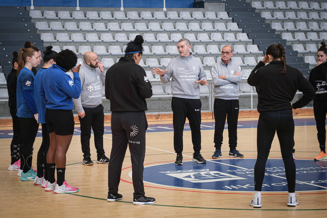 Álvarez, charla en el entrenamiento del viernes en el Gasca.