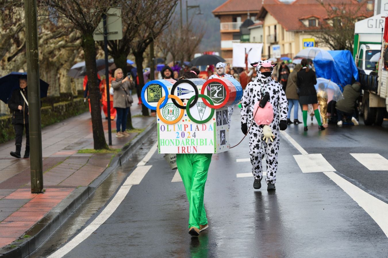 Las comparsas inundan Hondarribia de un gran colorido