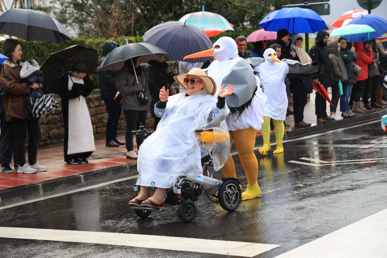 Las comparsas inundan Hondarribia de un gran colorido