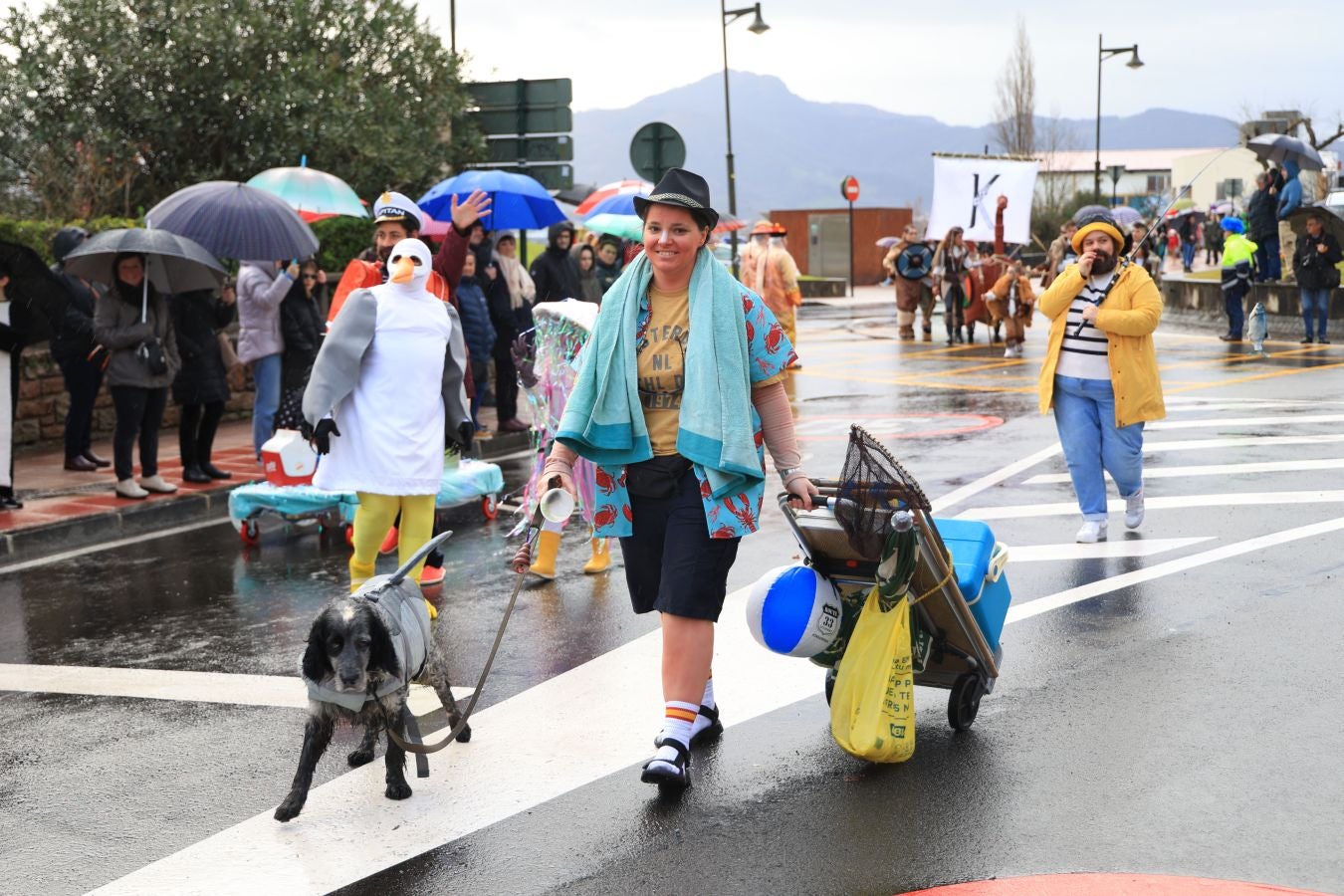 Las comparsas inundan Hondarribia de un gran colorido