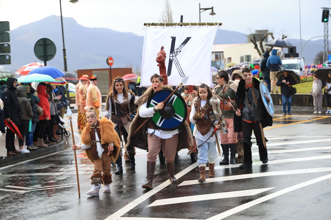 Las comparsas inundan Hondarribia de un gran colorido