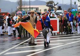 Las comparsas inundan Hondarribia de un gran colorido