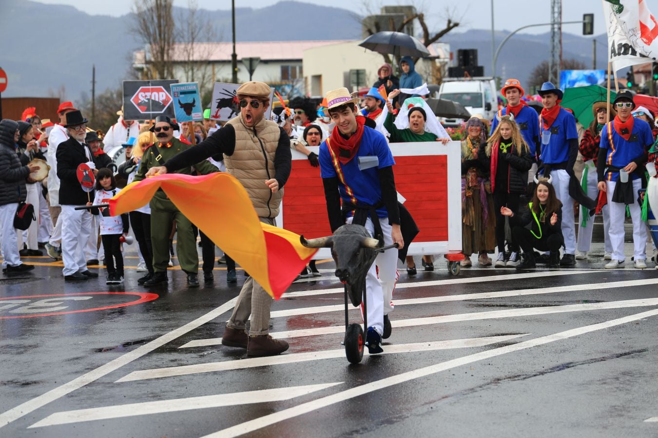 Las comparsas inundan Hondarribia de un gran colorido
