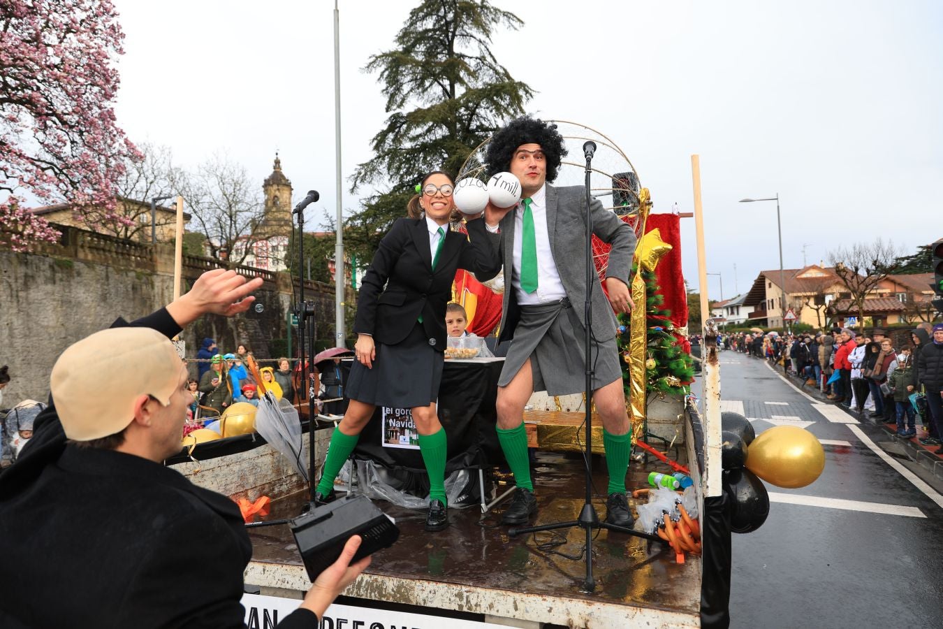 Las comparsas inundan Hondarribia de un gran colorido