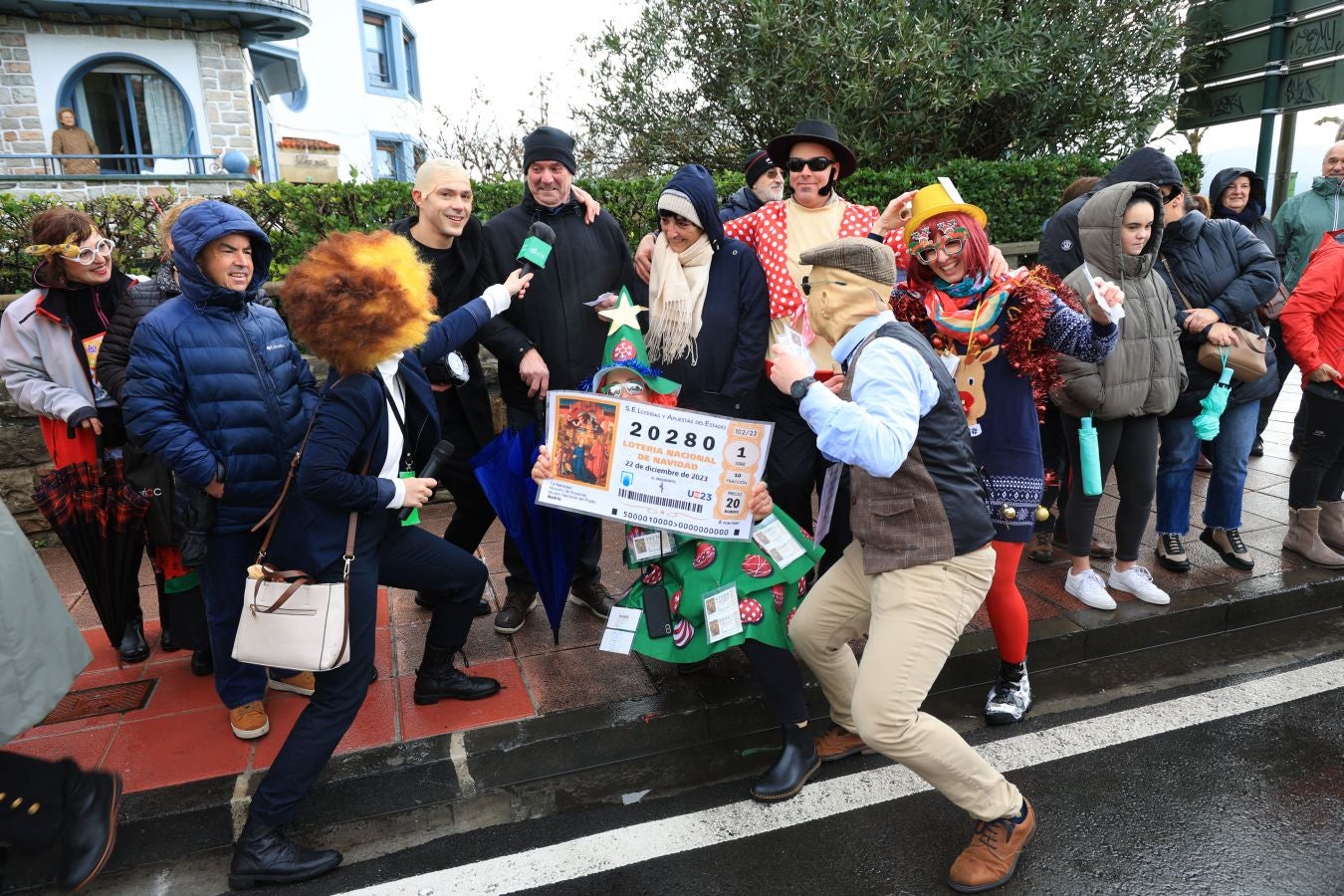 Las comparsas inundan Hondarribia de un gran colorido