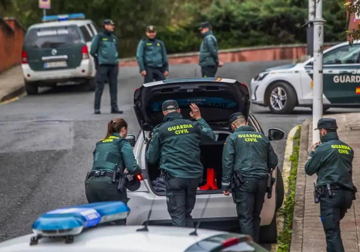 La Guardia Civil estudia la escena del crimen en la urbanización en la que vivía la mujer asesinada en Castro Urdiales