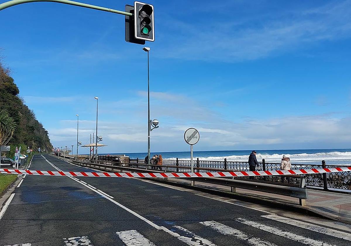La N-634 entre Zarautz y Getaria, cerrada al tráfico.