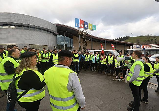 Joseba Pagadizabal, horas después en Urbil dando instrucciones de cómo va a entrar la tractorada a Donostia.