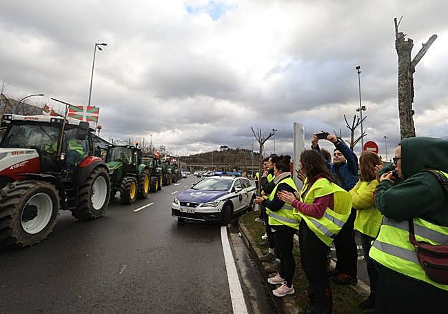 Llegada de los tractores al centro comercial Urbil.