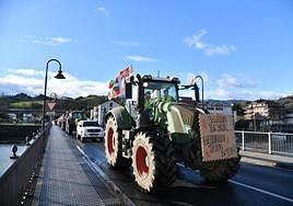 La protesta de los ganadores a su paso por Orio.