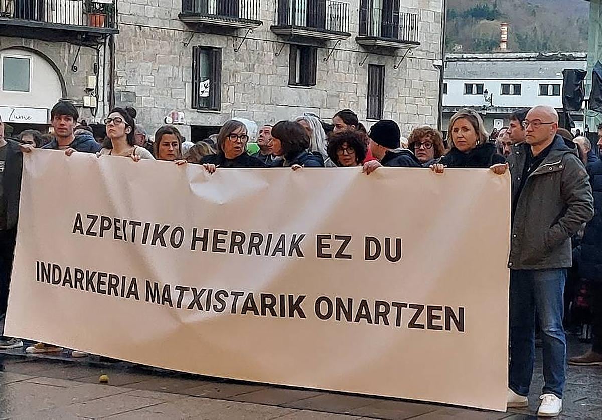 Los vecinos de Azpeitia se han concentrado con una pancarta que denuncia las agresiones sexuales.