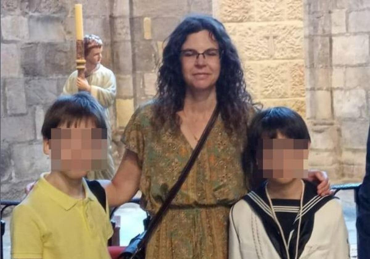 Silvia López Gayuba, con sus dos hijos adoptivos.