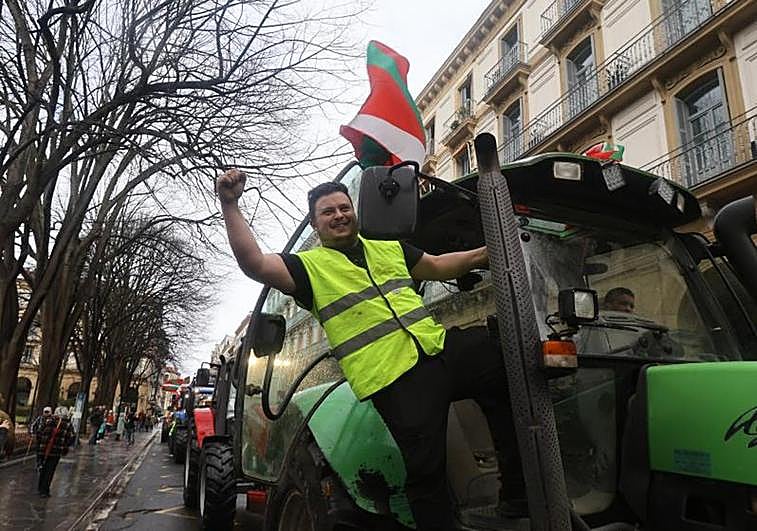 Llegada de los tractores a la plaza Gipuzkoa.