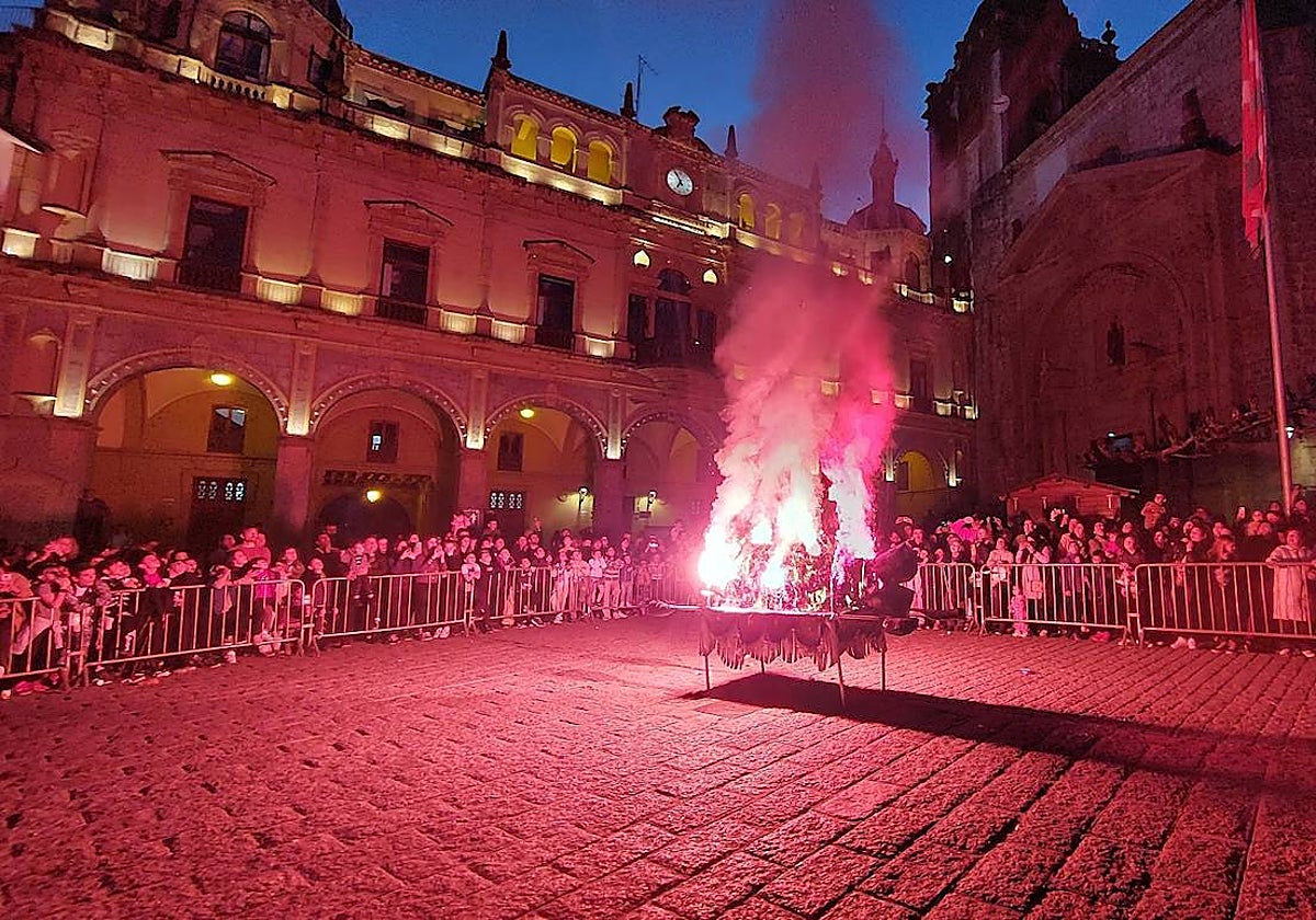 Y la sardina ardió en la Plaza