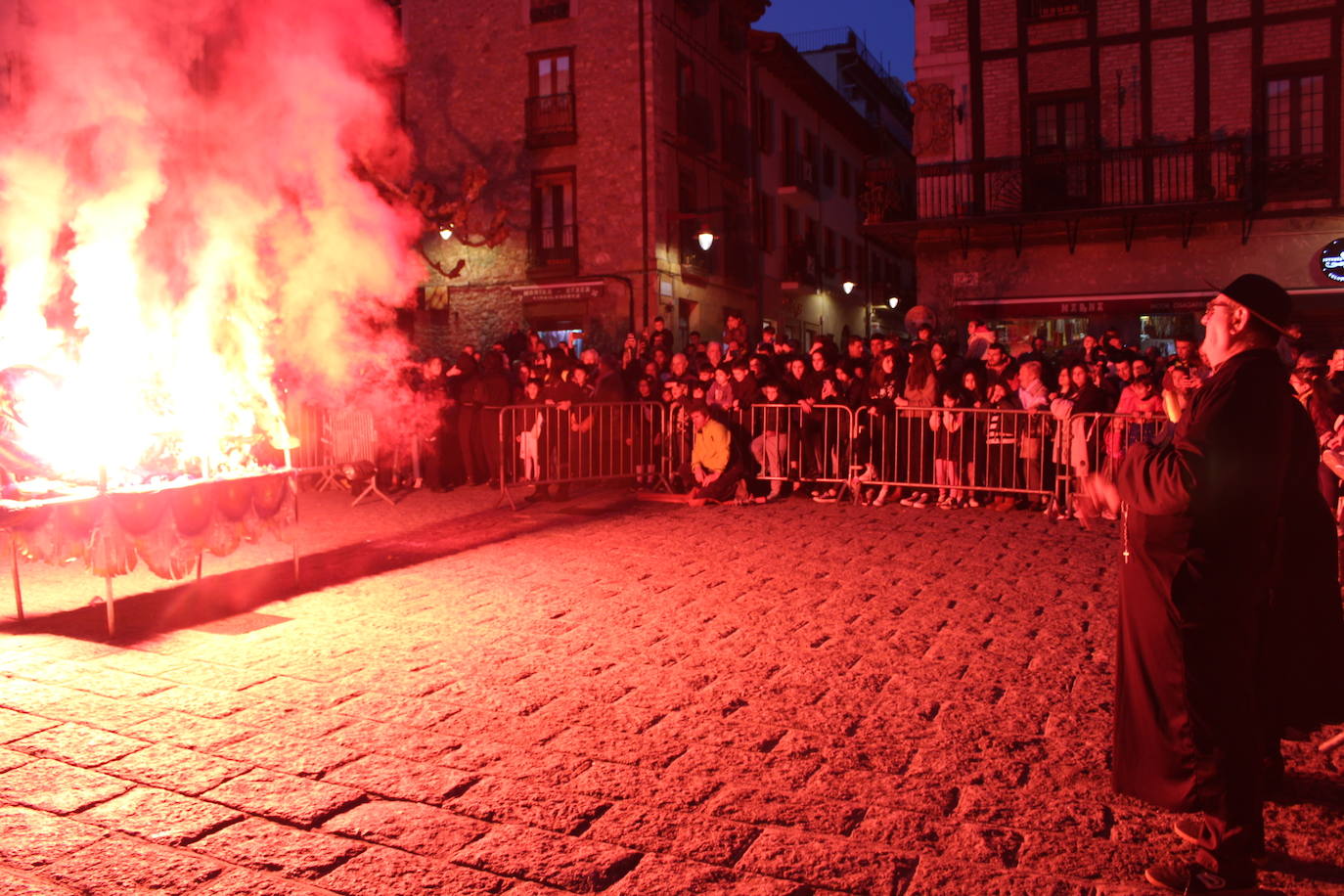 Y la sardina ardió en la Plaza
