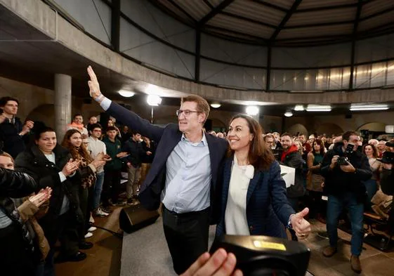 ´Núñez Feijóo, con la alcaldesa de Marín, María Ramallo, en un acto de la campaña gallega celebrado ayer.