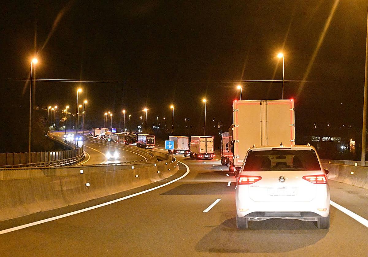 El accidente de tráfico que dejó a un motorista fallecido y a su acompañante herido provocó retenciones en la A-15 a la altura de Hernani.