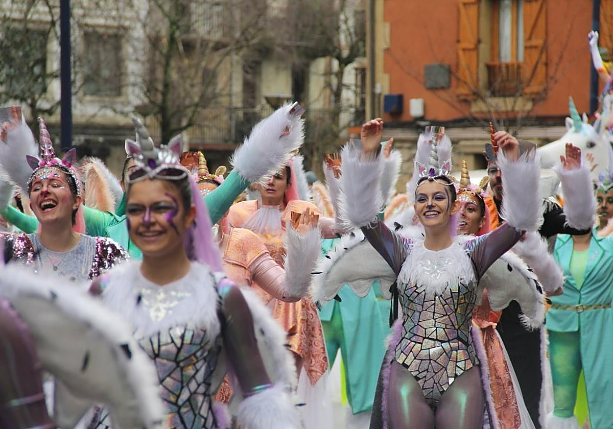 El público disfrutó con el desfile de las once comparsas en el centro de Errenteria el domingo por la mañana.