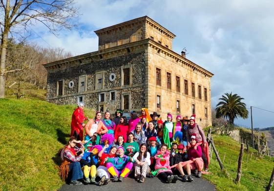 El lluvioso arranque del sábado no paró a Lurra Dantza Taldea, que un año más, cumplió con la tradición de recorrer  los caseríos. Esta vez, ofreció una alegre y colorida Polka del Carnaval de Tudela.