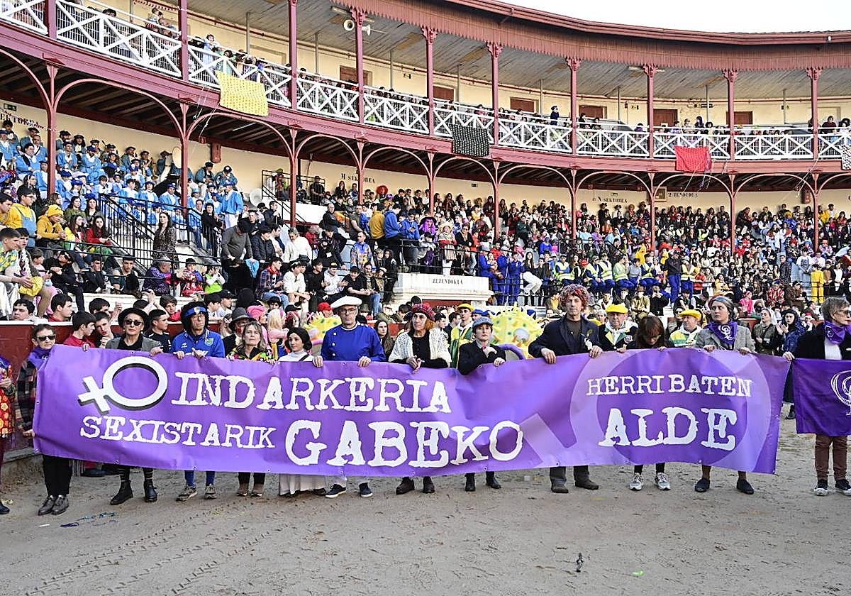 El consistorio tolosarra ha mostrado su rechazo por todos estos hechos y ha celebrado esta tarde un acto conjunto de protesta en la plaza de toros antes de las vaquillas.