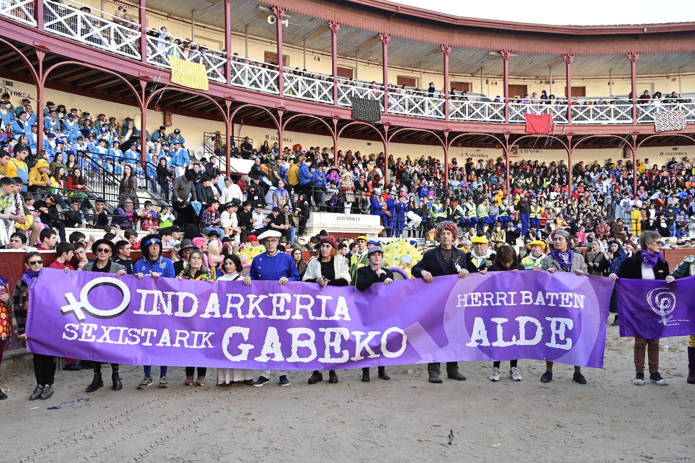 Protesta en la plaza de toros de Tolosa durantre la celebración del Carnaval.