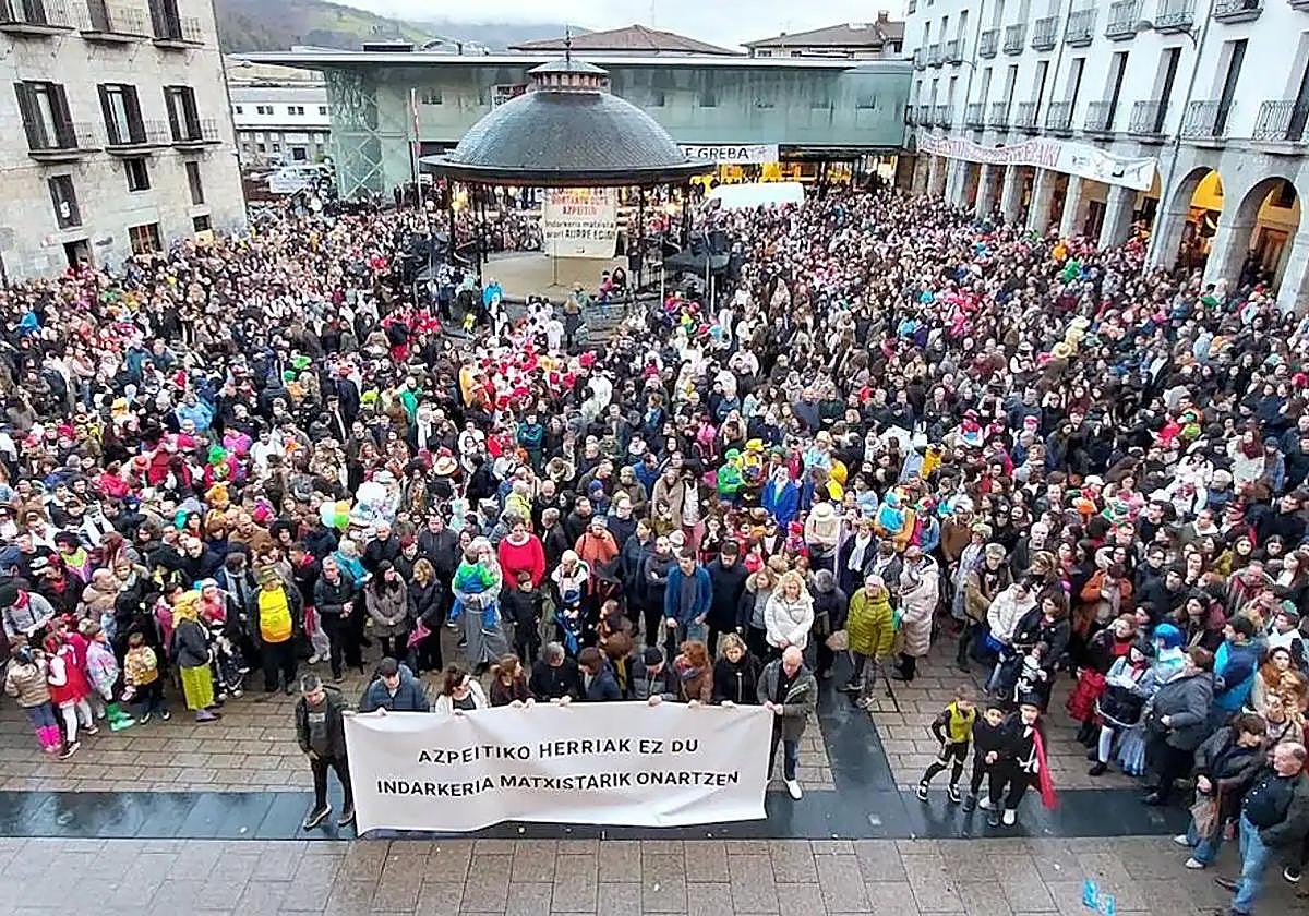 Concentracióh de condena ayer por la tarde en Azpeitia por las dos agresiones sexuales
