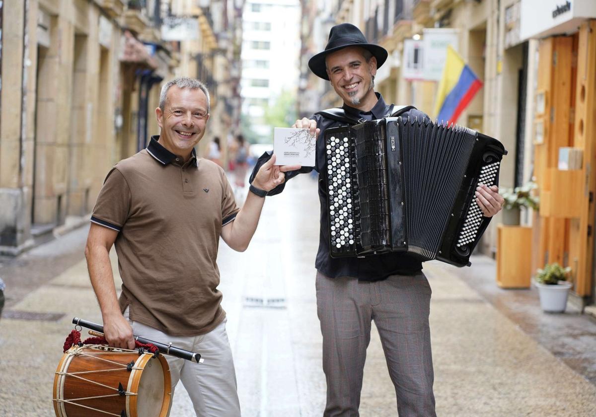 El txistulari Garikoitz Mendizabal y el acordeonista Gorka Hermosa, en la presentación del álbum.