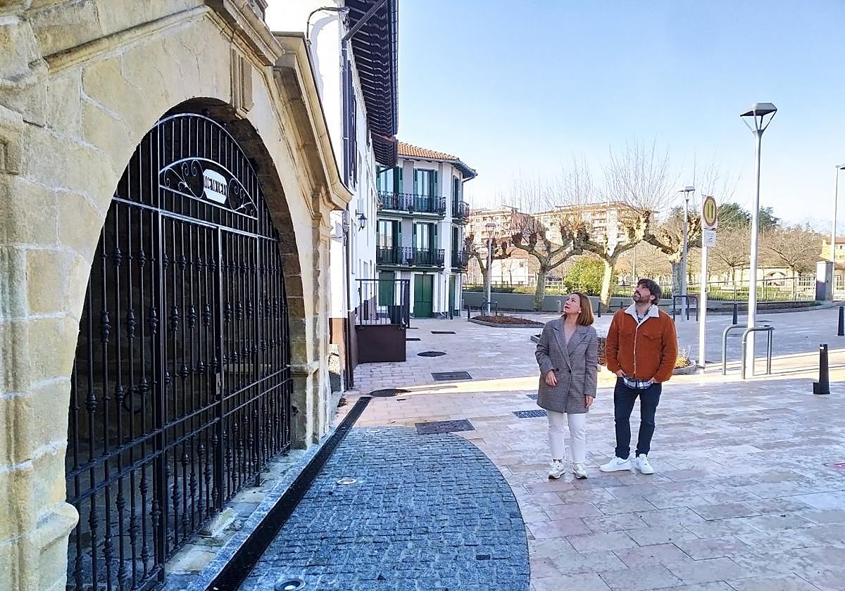 La alcaldesa y el delegado de Obras, durante su visita de ayer al entorno de la calle Ermita.