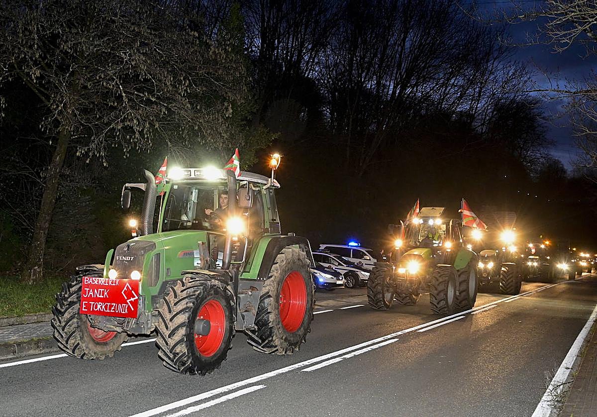 Tractorada de baserritarras guipuzcoanos a su paso por Andoain.