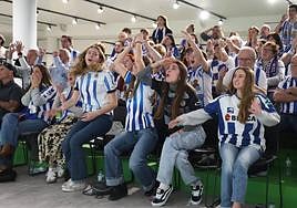 Las ocasiones del equipo txuri urdin durante la primera parte del partido pusieron a la grada del DV Arena en pie en varias ocasiones.