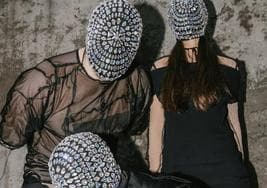 Los integrantes de Merina Gris, con sus habituales máscaras, seña de identidad del trío donostiarra.
