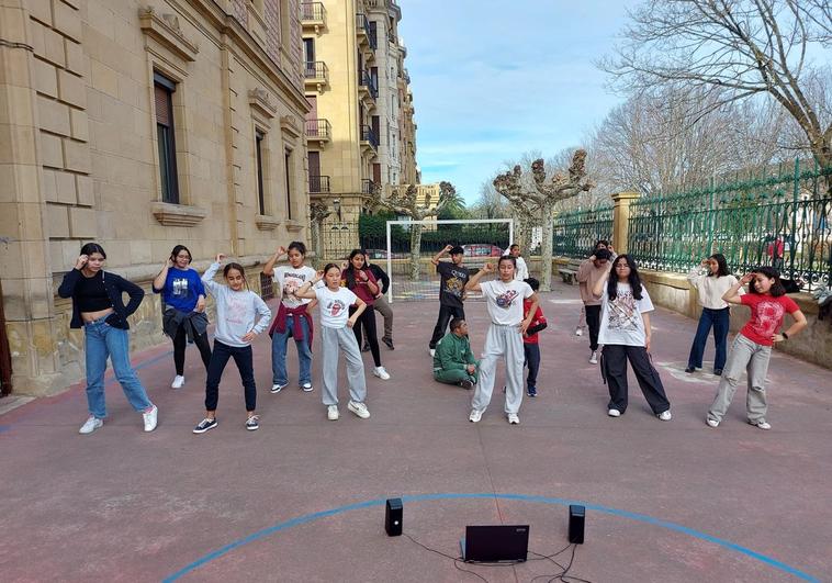 San Joseko ikasleak Just Dance-an dantzan