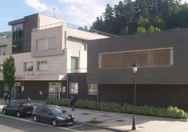 El edificio Torresoroa alberga el local de Landatxope donde se ofrecerá el servicio a los mayores.