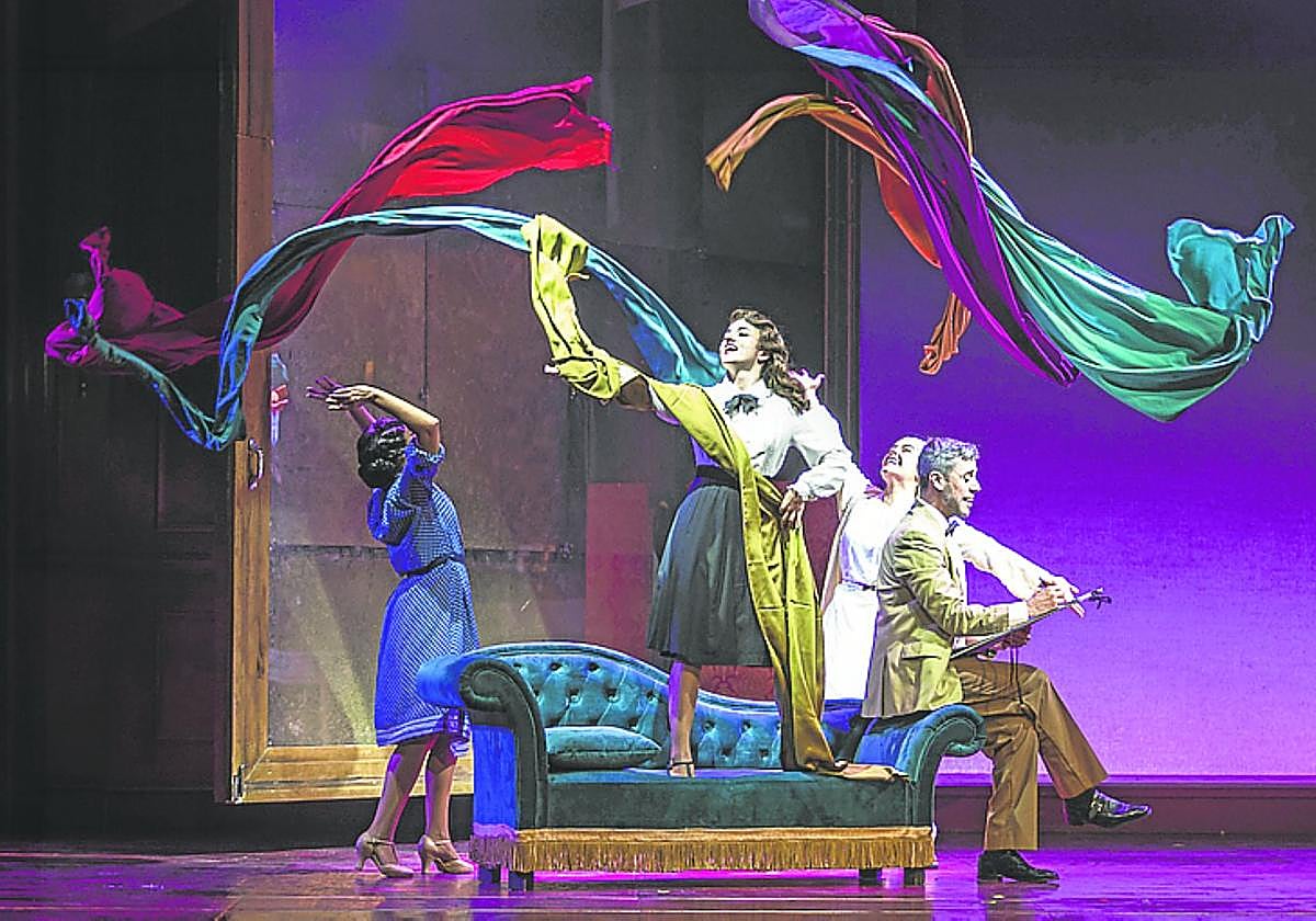 Una de las escenas del musical 'El tiempo entre costuras'.