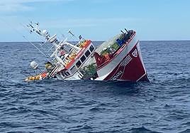 El 'María Reina Madre', escorado 45% antes de hundirse finalmente a 9 millas de la costa de Pasaia.