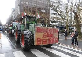 Los viandantes aplauden a los tractores en la Avenida de la Libertad de San Sebastián.