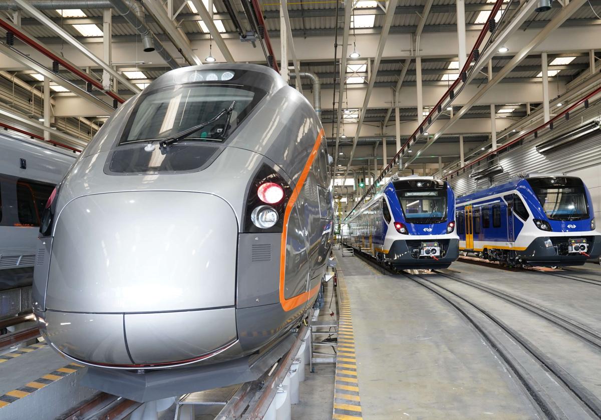 Trenes en fabricación en la factoría de CAF en Beasain.