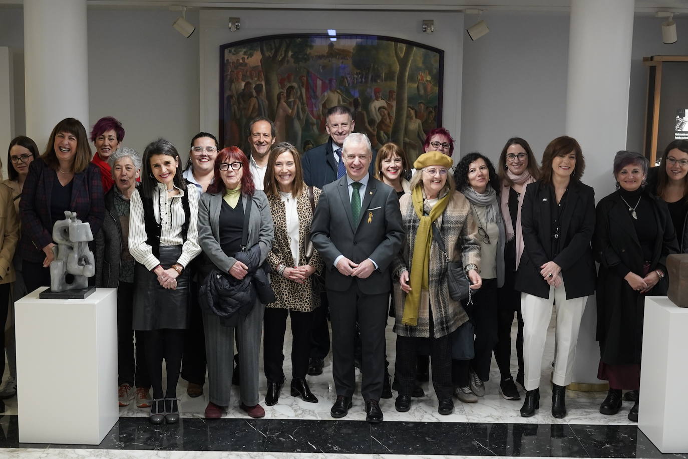 El lehendakari, Iñigo Urkullu, y la consejera, Nerea Melgosa, junto a personas relacionadas con la infancia.