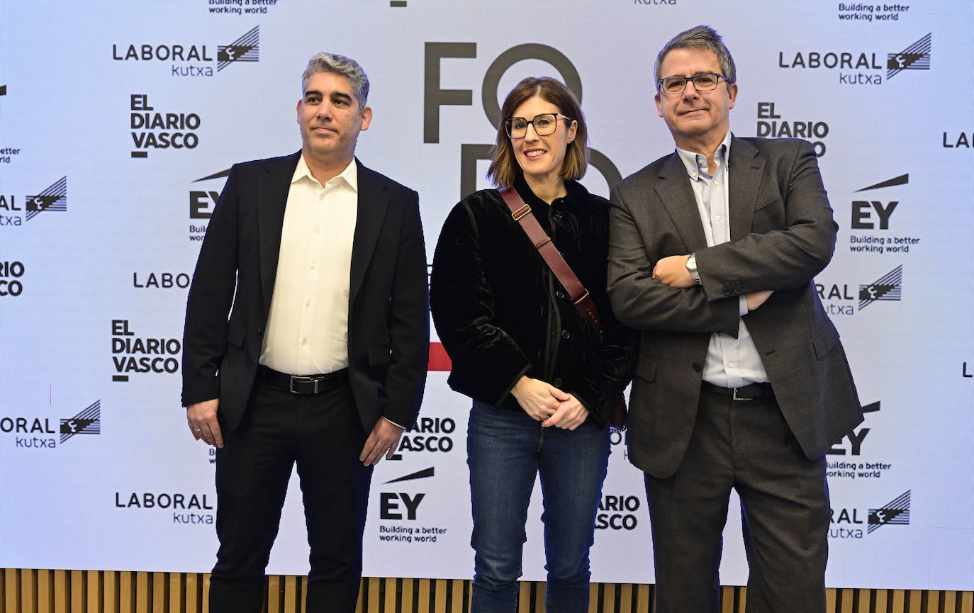 Eiffel Rodríguez,ejecutivo de Grandes Cuentas de Vodafone Gipuzkoa; Maialen Eguino, directora comercial y de marketing de Spyro, y Pedro Cousillas, gestor de Banca Coorporativa de Laboral Kutxa.