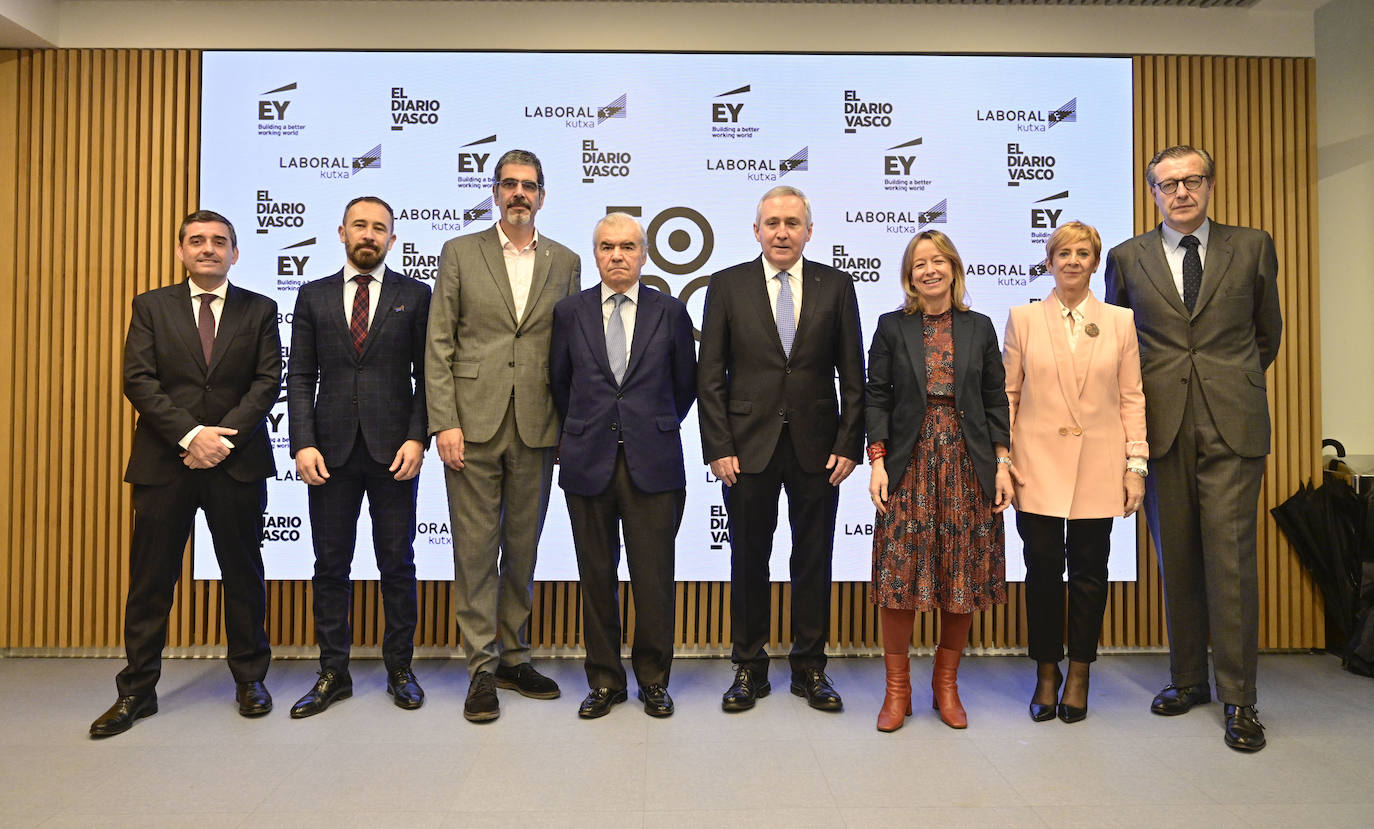 Adolfo Plaza, presidente de Laboral Kutxa; Denis Itxaso, delegado del Gobierno; Eneko Goia, Alcalde de San Sebastián; José María Bergareche, presidente de El Diario Vasco; Iñigo Ucín, presidente del grupo Mondragon; Eider Mendoza, Diputada General de Gipuzkoa; Arantxa Tapia, consejera de Desarrollo Económico; Pablo Sanz, director de la Zona Norte de EY.