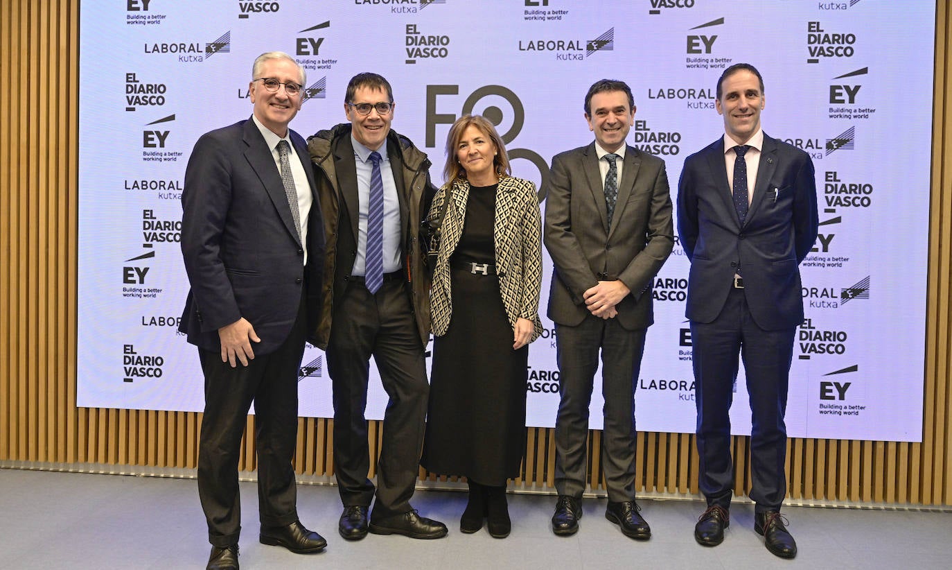 Iván Martén, presidente de Orkestra; Pablo Mongelos, Seguros Lagun Aro; y Olatz Imaz, Vicente Atxa y Peio Rodríguez, Danobat Group.