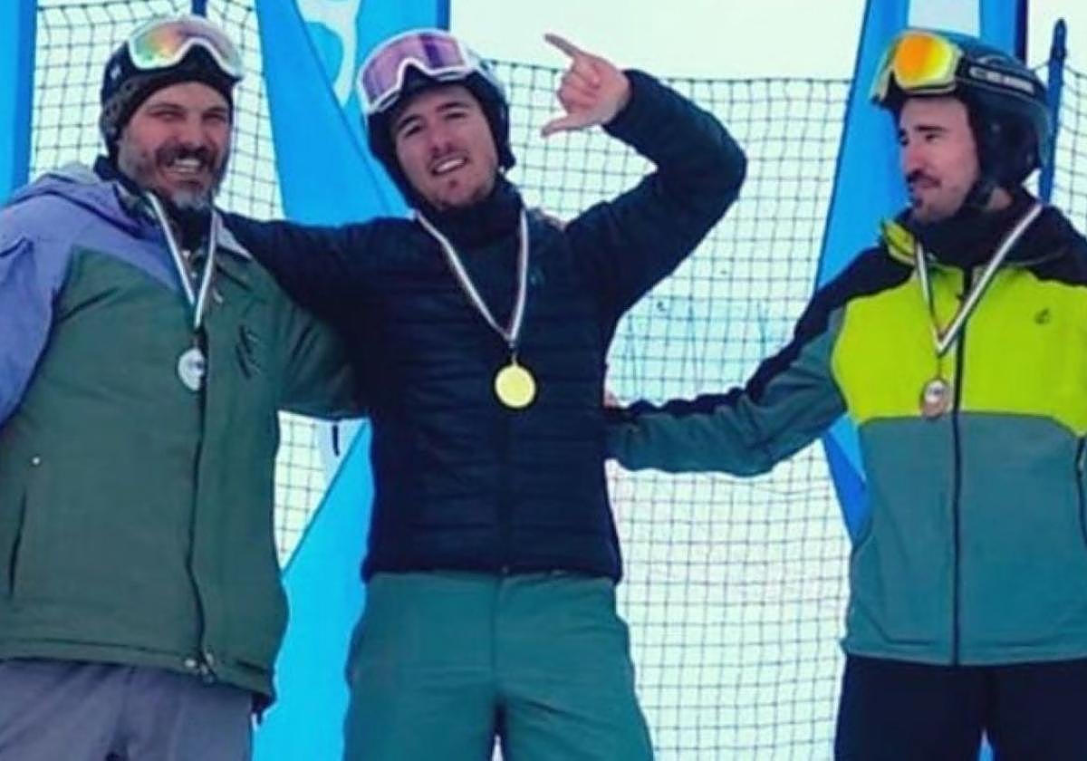 Imanol Goikoetxea, bere urrezko domina soinean daramala.