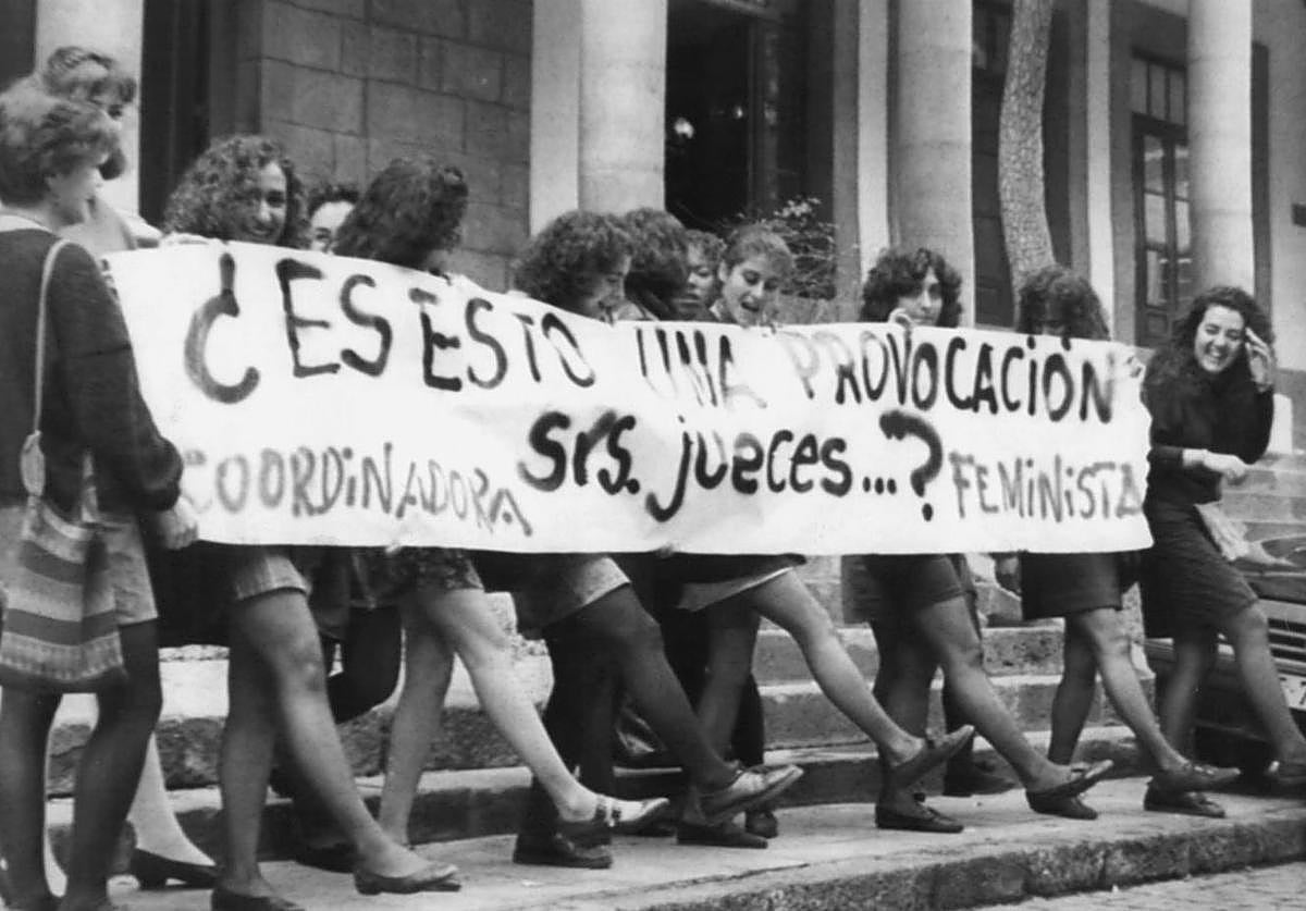 1989. Feministas se manifiestan en protesta por una sentencia sobre un caso de abusos sexuales por llevar minifalda.