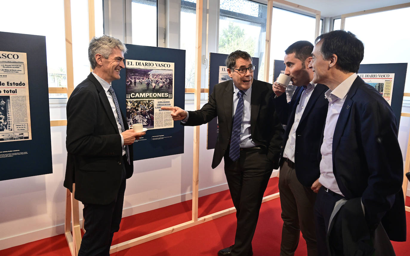 Lander Beloki, Decano Empresariales de Mondragon Unibertsitatea; Pablo Mongelos, director general de Seguros Lagun Aro; Ion Etxeberria, director general de Ikerlan, y Juan Andrés Juaristi, director de Promoción e Innovación Empresarial de Mondragon, comentan la portada del segundo título de Liga ganado por la Real Sociedad en 1982.