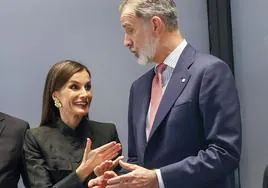 Felipe VI y la reina Letizia charlan durante la inauguración de la segunda torre de la compañía Puig, este miércoles en Barcelona.